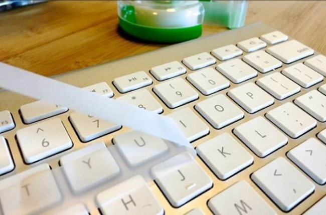 vệ sinh bàn phím Macbook bằng băng dính
