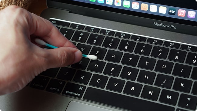 làm sạch bàn phím Macbook bằng tăm bông