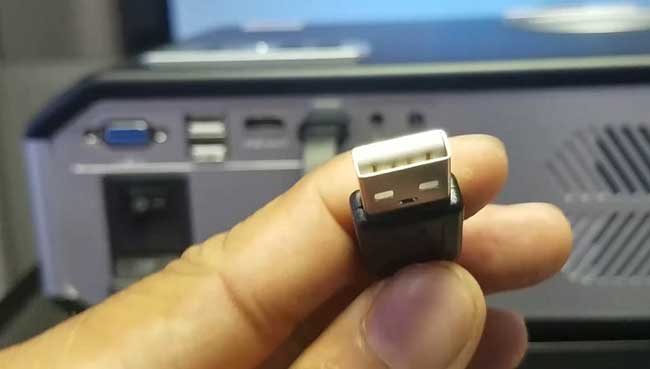 Cắm cổng USB của HDMI vào máy chiếu