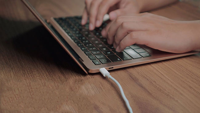 Macbook hoạt động trên cơ chế tự động ngắt nguồn khi sạc đầy pin