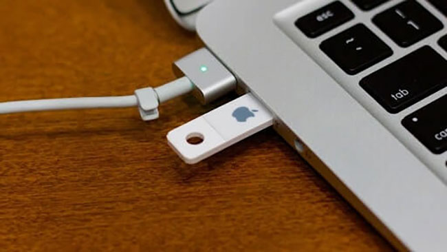 Cắm USB vào Macbook